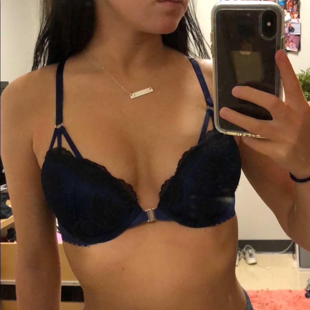 VS bombshell bra size 32A- never worn